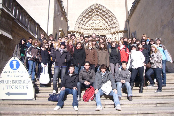 Photo:  Deutsche und spanische Sch&uuml;ler vor der Kathedrale von Burgos. Bild: privat