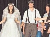 Intensive Proben: Harry und Mary (Gr&eacute;goire Rumm und Johanna Plehn) haben sich gefunden. Bei der Hochzeitsfeier gibt es einige &Uuml;berraschungen.Foto: Elke Khattab 