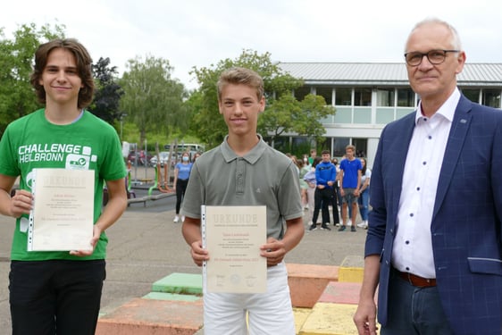 Am letzten Schultag überreichte Schultag Michael Kugel den Preis an Adrian Richarz (li) und Taren Leckebusch.
