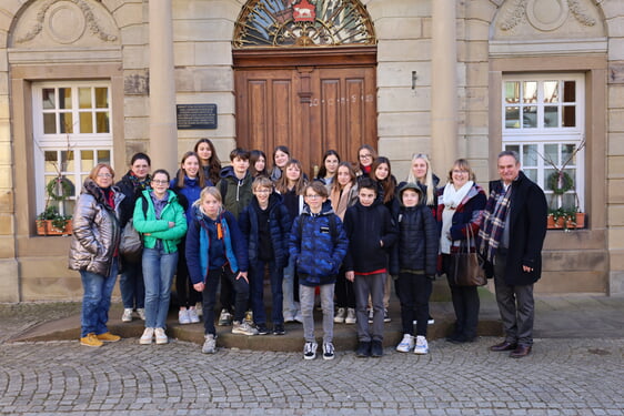 Die französischen Austauschschüler mit ihren Begleiterinnen (li.), Angelika Wessel (re.) und dem 1. stellvertretenden Bürgermeister Edgar Übelhör