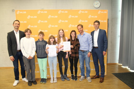 Die Delegation des ZaGy bei der Preisverleihung. V. links nach rechts: Oscar Hutzenlaub, N.N. (Datenschutz), Joyce Lindemann, N.N. (Datenschutz), Sara Pancic, Dominik Eisele.