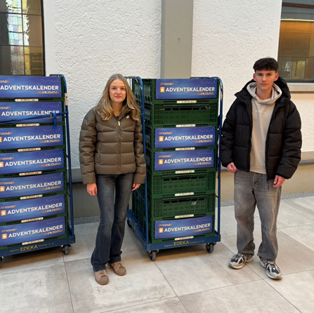 17 Kisten voller Lebensmittelspenden